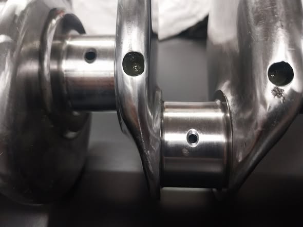 Gros plan sur les éléments métalliques d’un vilebrequin